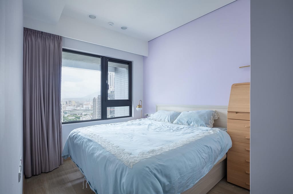 主臥室牆面飾以粉紫色漆,整體顯得柔雅而富有浪漫夢幻感,打造舒眠的美妙時光