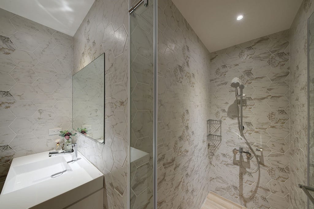 衛浴空間以六角磁磚舖陳