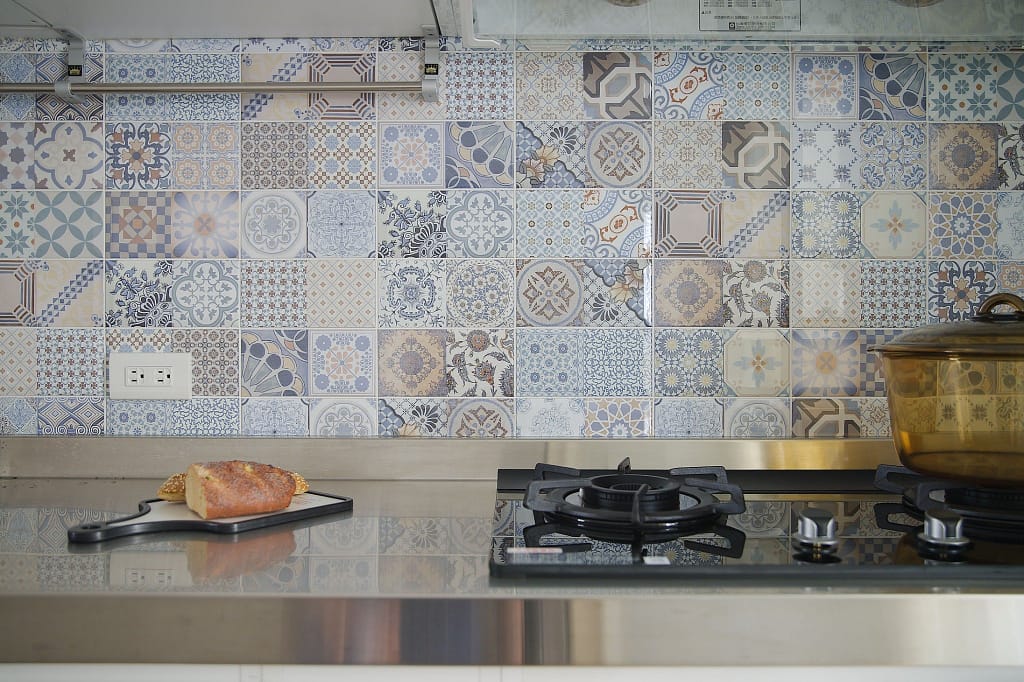 廚房牆面以花磚拚貼