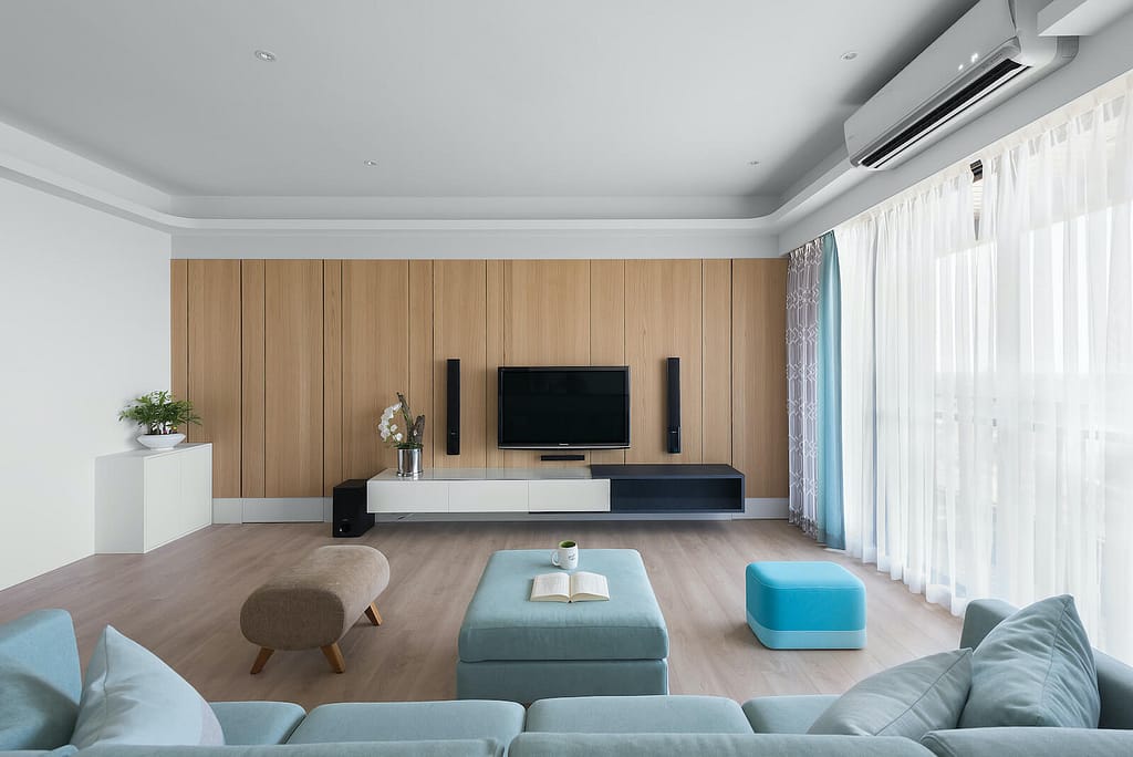 電視牆以整體造型加強空間氣勢,進入儲物間以隱藏門設計手法,置於勾縫中